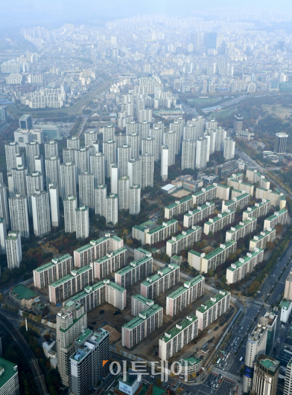 ▲두 달 넘게 0.01%에 머물러 있던 서울 아파트값이 움직이기 시작했다. 서울 전셋값도 2주 연속 상승폭을 넓히며 이번주 0.12% 상승했다. 사진은 서울 송파구 일대 아파트단지 밀집 지역. 신태현 기자 holjjak@  (이투데이DB)