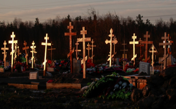 ▲러시아 제2도시 상트페테르부르크 외곽의 한 공동묘지에 마련된 코로나19 사망자 묘역. (연합뉴스)