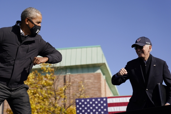 ▲버락 오바마(왼쪽) 전 미국 대통령이 지난달 31일(현지시간) 미시간주 플린트에서 열린 유세에서 조 바이든 민주당 대선 후보와 팔꿈치 인사를 하고 있다. 플린트/AP연합뉴스
