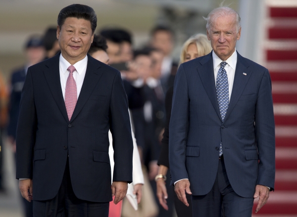 ▲2015년 9월 24일 시진핑 중국 국가주석과 조 바이든 당시 미국 부통령이 메릴랜드주 프린스조지스에 위치한 앤드루스 공군기지에서 나란히 걷고 있다. 프린스조지스/AP뉴시스
