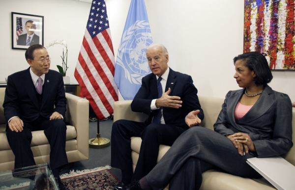 ▲조 바이든(가운데) 미국 대통령 당선인이 부통령 시절인 2010년 12월 15일(현지시간) 뉴욕 유엔본부에서 반기문(왼쪽) 당시 유엔 사무총장, 수전 라이스 유엔 주재 미국 대사와 회동하고 있다. 뉴욕/AP뉴시스 