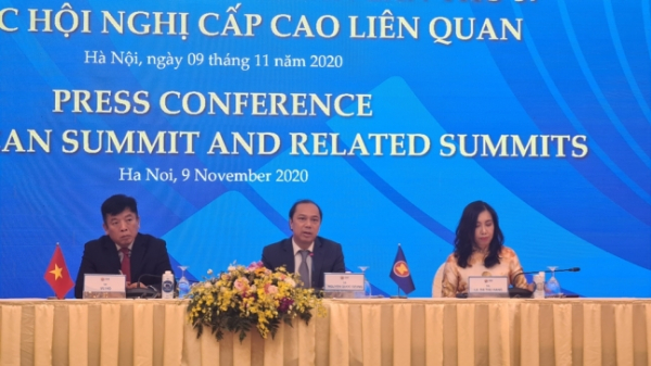 ▲응우옌 꾸옥 중 베트남 외교부 차관(가운데)은 9일 하노이 국제컨벤션센터에서 기자회견을 하고 오는 12∼15일 화상으로 개최되는 동남아시아국가연합(ASEAN·아세안) 관련 정상회의 일정 등을 밝혔다. (연합뉴스)