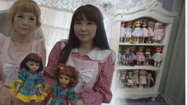 ▲인형 리페인팅 자매(사진제공=SBS)