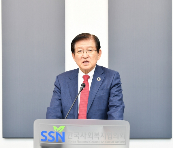 ▲서상목 한국사회복지협의회장이 8일 열린 ICSW 총회에서 한국인으로 최초로 제21대 ICSW 회장에 선출됐다. 사진은 수락연설을 하고 있는 서상목 회장. (사진제공=한국사회복지협의회)