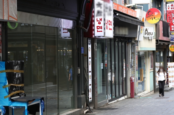 ▲코로나19 재확산으로 인한 사회적 거리두기 2.5단계 시행중인 9월 서울 명동의 가게들이 폐업한 상태로 방치돼 있다. 뉴시스

