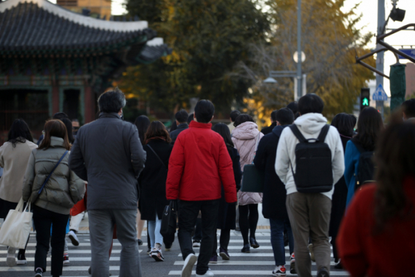 ▲지난 10일 오전 시민들이 서울 광화문사거리를 지나고 있다. (연합뉴스)