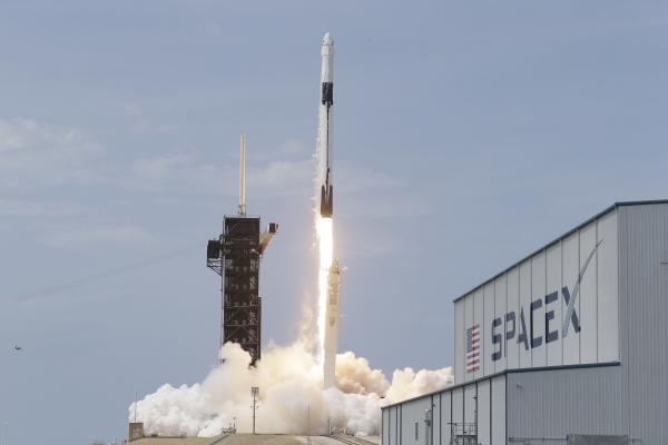 ▲스페이스X의 팔콘9이 5월 30일(현지시간) 미국 플로리다주 케이프 커내버럴에 위치한 케네디 우주센터에서 발사되고 있다. 케이프 커내버럴/AP뉴시스
