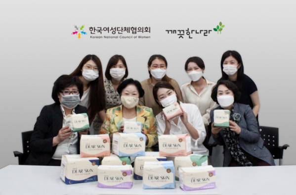 ▲깨끗한나라 브랜드 2팀과 한국여성단체협의회 직원들. (사진제공=깨끗한나라)