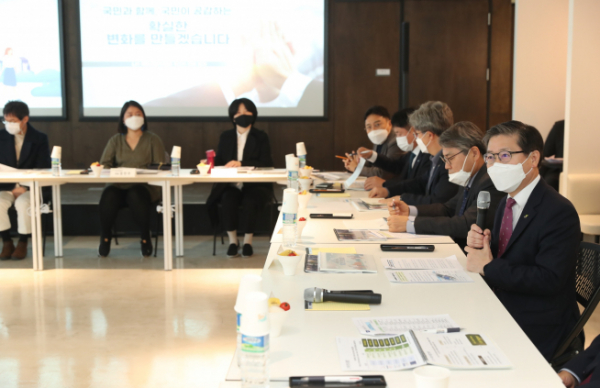 ▲LH는 11일 서울 중구 소재 소셜커뮤니티 공간 ‘페이지 명동’에서 제2차 LH 국민공감위원회 전체회의를 개최했다. 사진은 전체회의에서 발언하고 있는 변창흠(맨 오른쪽) LH 사장 모습. (LH)