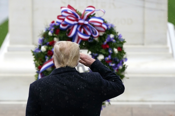 ▲도널드 트럼프 미국 대통령이 11일(현지시간) 필라델피아 알링턴 국립묘지에서 열린 재향군인의 날 기념식에 참석해 거수경례를 하고 있다. 알링턴/AP뉴시스