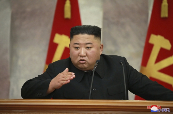 ▲김정은 북한 국무위원장이 7월 18일 평양에서 열린 중앙인민위원회에서 연설을 하고 있다. 평양/AP뉴시스
