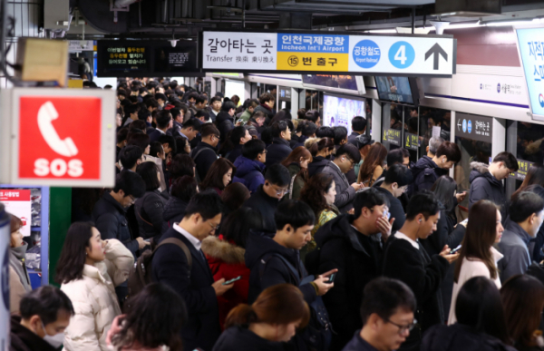 ▲13일 오전 9시 8분께 수도권 전철 1호선 열차가 서울역에서 고장을 일으켜 상행(소요산 방향) 운행에 차질을 빚고 있다. 사진은 기사 내용과 관계 없음 (뉴시스)