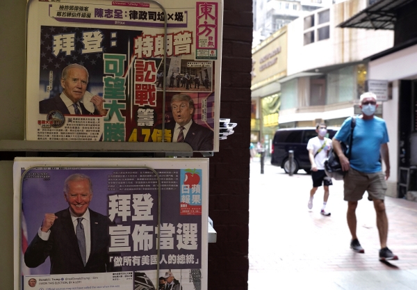 ▲홍콩의 한 신문 판매대에 8일 조 바이든의 미국 대선 승리를 알리는 신문 1면이 걸려 있다. 홍콩/AP뉴시스
