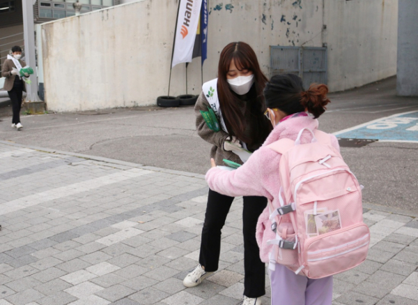▲깨끗한나라 임직원이 본사 인근 버스 환승역에서 마스크를 무료로 나눠주고 있다. (깨끗한나라 제공)