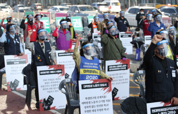 ▲14일 오후 서울 영등포구 여의도공원 앞에서 전국노동자대회가 열리고 있다. (연합뉴스)