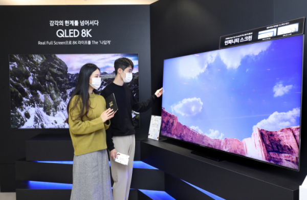 ▲삼성전자 모델이 '나답게 스튜디오' TV존에서  'QLED 8K'의 인피니티 스크린을 체험하고 있다. (사진제공=삼성전자)