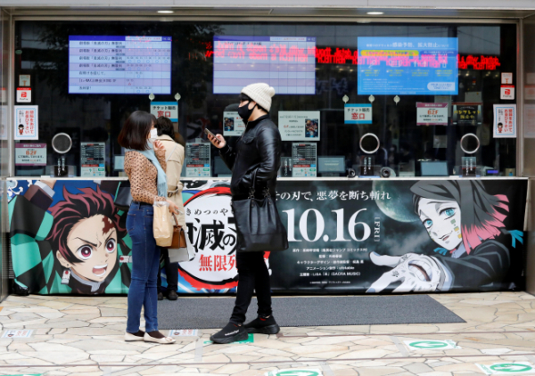 ▲일본 도쿄에서 지난달 22일(현지시간) 시민들이 영화 표를 사기 위해 기다리고 있다. 티켓 판매 부스에는 애니메이션 영화 ‘데몬 슬레이어’의 광고판이 걸려있다. 월스트리트저널(WSJ)은 신종 코로나바이러스 감염증(코로나19) 팬데믹 국면에서 일본의 애니메이션 산업이 스트리밍 업체의 손을 잡고 인기를 얻고 있다고 전했다. 도쿄/로이터연합뉴스