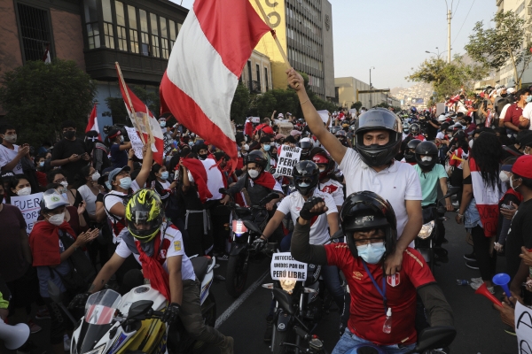 ▲페루 수도 리마에서 시민들이 거리로 나와 마누엘 메리노 임시 대통령의 사임 소식에 환호하고 있다. 
 (리마/AP뉴시스)