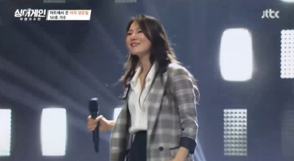 ▲'여자 양준일' 윤영아 '미니데이트' 열창 (사진=JTBC '싱어게인' 방송화면 캡처)