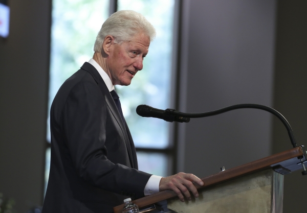 ▲빌 클린턴 전 미국 대통령이 7월 30일(현지시간) 미국 조지아주 애틀랜타에서 존 루이스 의원의 장례식에 참석해 추모 연설을 하고 있다. 애틀랜타/AP뉴시스

