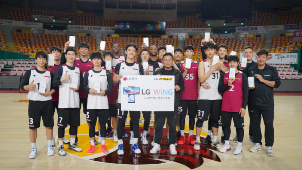 ▲LG전자가 3점 슛 세레머니로 자사의 휴대전화를 홍보한 프로농구 창원 LG 선수들에게 스마트폰 LG 윙폰을 선물했다고 LG 구단이 17일 밝혔다. 사진은 LG 윙폰을 선물 받은 프로농구 창원LG 선수들. 연합뉴스