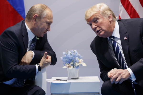 ▲블라디미르 푸틴 러시아 대통령과 도널드 트럼프 미국 대통령이 2017년 7월 7일 독일 함부르크에서 열린 G20 정상회담에서 만나 대화를 나누고 있다. 함부르크/AP뉴시스
