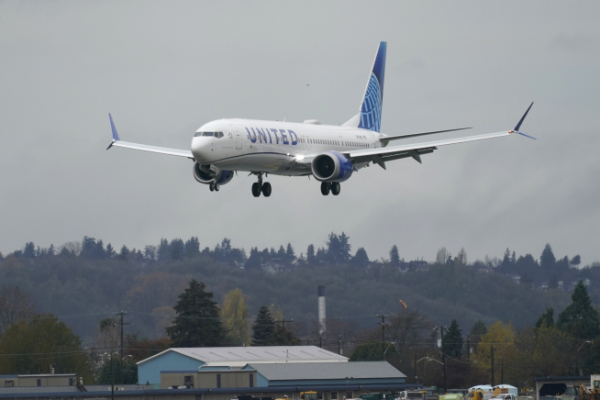 ▲미국 보잉의 737MAX 9 항공기가 워싱턴주 시애틀의 킹카운티 국제공항에 착륙하고 있다. 미국 연방항공청(FAA)은 18일(현지시간) 737MAX의 운항 재개를 승인했다. 시애틀/AP연합뉴스