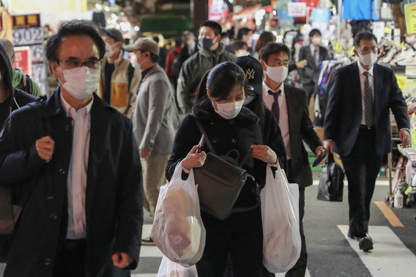 ▲일본 시민들이 마스크를 쓴 채 도쿄 거리를 걷고 있다. 도쿄/신화뉴시스
