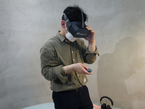 ▲기자가 KT의 Super VR 기기를 체험해보고 있다.   (정대한 수습기자 vishalist@)
