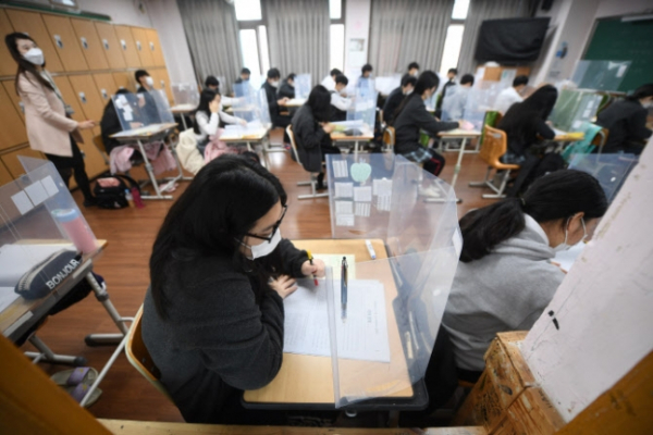 ▲고등학교 3학년 교실에서 수험생들이 시험에 집중하고 있다. (연합뉴스)