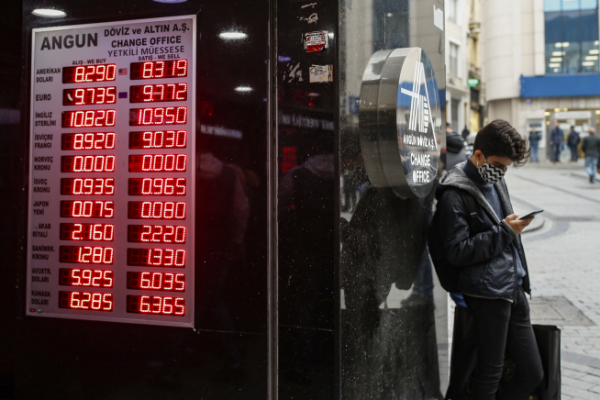 ▲터키 이스탄불에서 10일(현지시간) 한 시민이 환전소 앞에 서 있다. 터키 중앙은행은 19일 기준금리를 기존 10.25%에서 15%로 대폭 인상한다고 밝혔다. 이스탄불/AP뉴시스