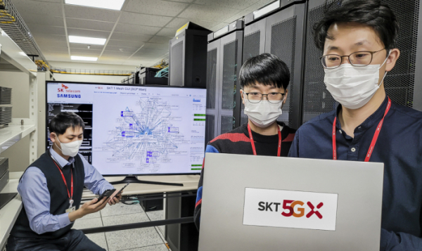 ▲SKT 연구원들이 20일 분당에 있는 5GX 기술그룹Lab에서 ‘차세대 코어망’의 기술과 장비 성능을 시험하고 있다.  (사진제공=SKT)