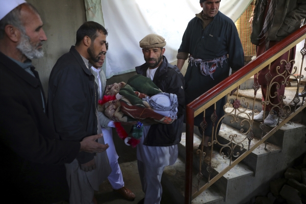▲아프가니스탄 수도 카불에서 21일(현지시간) 한 남성이 박격포 테러로 숨진 주민의 시신을 옮기고 있다. 카불/AP뉴시스
