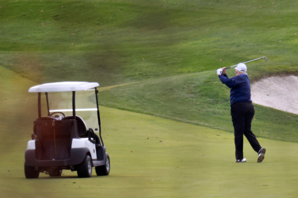 ▲도널드 트럼프 미국 대통령이 22일(현지시간) 버지니아주 스털링의 트럼프내셔널골프클럽에서 골프를 치고 있다. 스털링/로이터연합뉴스