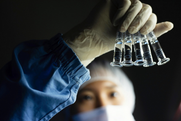 ▲SK바이오사이언스 연구원이 백신 개발을 위한 R&D를 진행하고 있다. (사진제공=SK바이오사이언스)