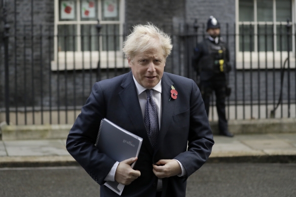 ▲보리스 존슨 영국 총리가 10일(현지시간) 런던에서 열리는 주간 각료회의에 참석하기 위해 길을 나서고 있다. 런던/AP뉴시스
