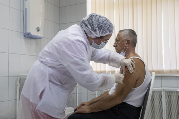 ▲러시아 모스크바에서 9월 15일(현지시간) 한 의료 종사자가 신종 코로나바이러스 감염증(코로나19) 백신 ‘스푸트니크 V’를 접종하고 있다. 모스크바/AP뉴시스
