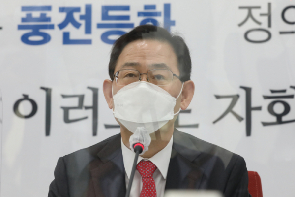 ▲주호영 국민의힘 원내대표가 25일 오전 국회에서 법조계 출신 의원들과 추미애 법무부 장관의 윤석열 검찰총장 직무배제·징계청구와 관련해 대책 논의하고 있다. (연합뉴스)