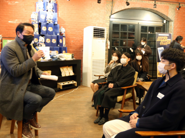 ▲최태원 SK 회장(왼쪽)이 24일 로컬라이즈 군산 청년 창업가들과 대화하고 있다. (사진제공=SK)
