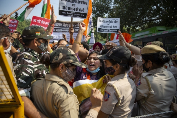 ▲인도 뉴델리의 중국대사관 근처에서 10월 20일(현지시간) 반중국 시위가 벌어지고 있다. 뉴델리/AP뉴시스

