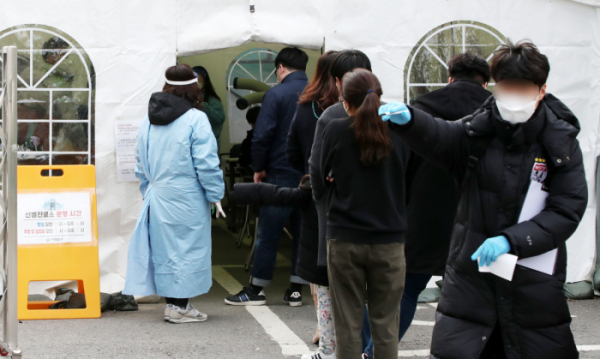 ▲수도권 '사회적 거리두기' 2단계 격상 이틀째, 신종 코로나바이러스 감염증(코로나19) 신규 확진자가 382명으로 전날(349명)보다 33명 늘어난 가운데 25일 오후 서울 서대문구 보건소에 마련된 선별진료소를 찾은 시민들인 검사를 기다리고 있다. (뉴시스)