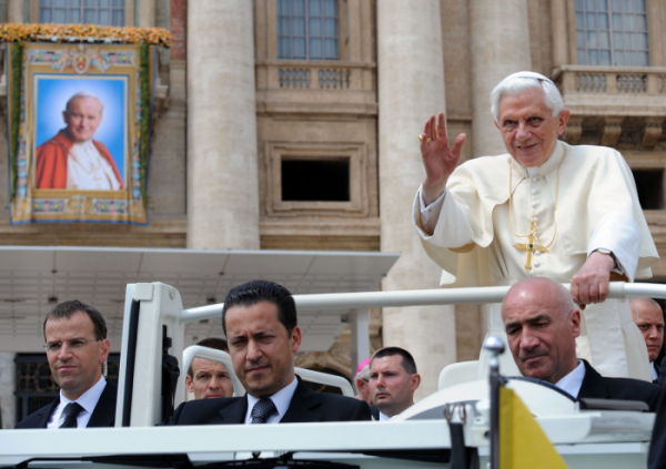 ▲<YONHAP PHOTO-4840> (FILES) In this file photo taken on May 04, 2011 Pope Benedict XVI (R) waves as he stands in his papamobile with his butler Paolo Gabriele (C) upon arrival for a weekly general audience on May 4, 2011 at St Peter's square at The Vatican. - The ex-butler of former Pope Benedict XVI, who was jailed for leaking secret papal documents to the media, has died after a long illness, the Vatican announced on November 24, 2020. Paolo Gabriele was sentenced to 18 months in prison in 2012 for stealing documents which revealed fraud scandals and intrigue at the heart of the Catholic church. (Photo by Vincenzo PINTO / AFP)/2020-11-24 23:21:48/<저작권자 ⓒ 1980-2020 ㈜연합뉴스. 무단 전재 재배포 금지.> (연합뉴스)