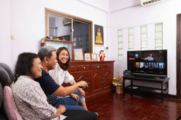 ▲태국 가정에서 가족들이 KT 올레TV 플랫폼이 적용된 3BBTV GIGATV를 시청하고 있다. (사진제공=IPTV)