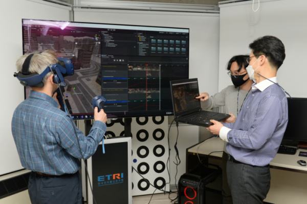 ▲ETRI 연구진이 개발한 VR 멀미 정량화 분석 기술을 이용해 정량적인 지표로 콘텐츠를 조정하는 모습이다. (사진제공=ETRI)