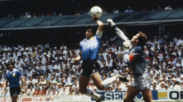▲'1986 멕시코월드컵' 아르헨티나와 잉글랜드의 준결승전에서 디에고 마라도나가 손으로 공을 쳐 득점하고 있다. 아르헨티는 이 골로 결승에 진출했고, 마라도나는 이 사건으로 '신의 손'이라는 부정적인 별명을 얻었다. (출처=영화 '디에고' 스틸컷)