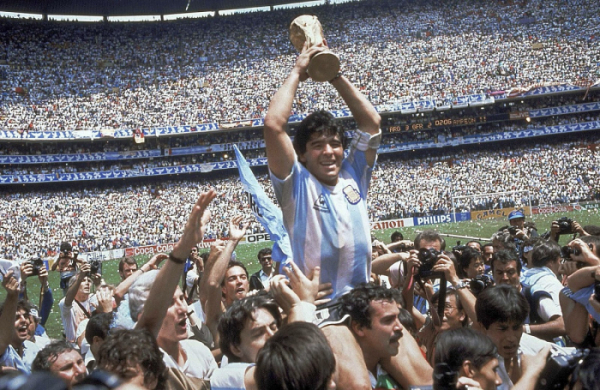 ▲'1986 멕시코월드컵'에서 아르헨티나가 우승을 차지한 뒤 마라도나(가운데)가 우승컵을 들고 환호하고 있다. (AP/연합뉴스)