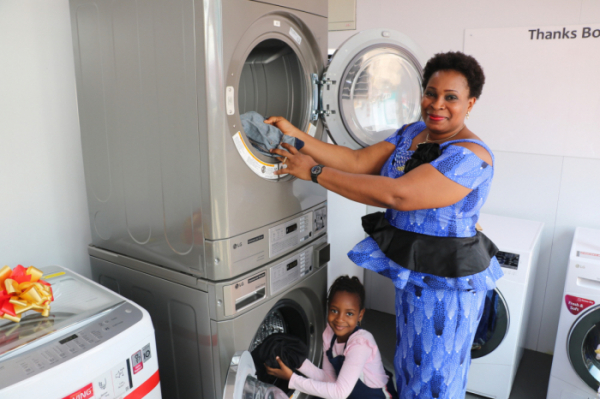 ▲LG전자가 현지시간 25일 나이지리아 베닌(Benin)시(市)에 무료 세탁방인 ‘라이프스 굿 위드 LG 워시(Life’s Good with LG Wash)’를 열었다. 현지주민들이 무료 세탁방에서 세탁기를 체험하고 있다. (사진제공=LG전자)