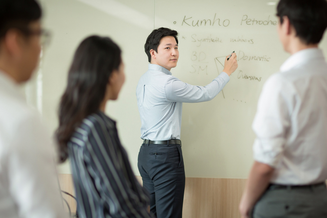 ▲금호석유화학그룹은 직원들의 국제적 감각과 전문성을 향상하기 위한 교육 체계를 구축하고 직원의 역량 확대를 지원하고 있다.   (사진제공=금호석유화학)