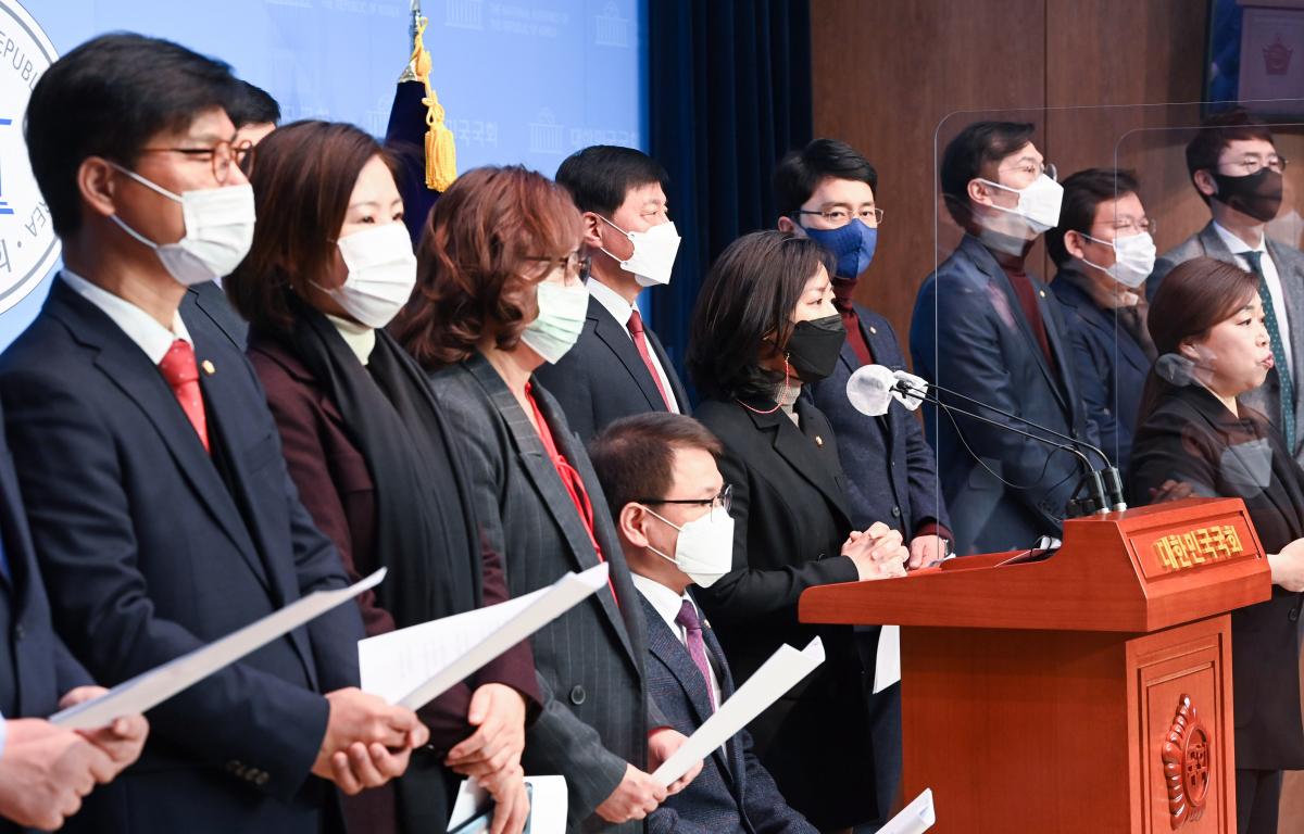 ▲황보승희, 이종성, 조명희, 윤창현 등 국민의힘 초선의원들이 1일 오전 국회 소통관에서 청와대 출입저지와 관련해 성명서를 발표하고 있다. (연합뉴스)
