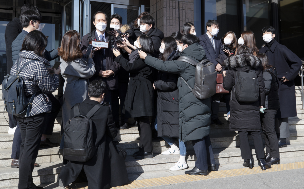 ▲윤석열 검찰총장 측 법률 대리인인 이완규, 손경식 변호사가 1일 정부과천청사 법무부에서 열린 감찰위원회 임시회의에서 의견진술을 마친 뒤 건물을 나와 취재진 질문에 답하고 있다. (연합뉴스)